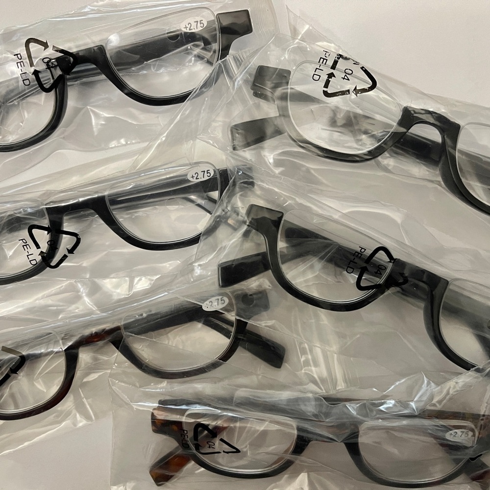 BRAND NEW 2.5 READERS. 5 black pair and 1 Brown. Total 6 pair + 1 eyeglass case